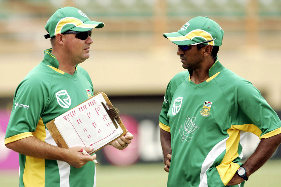 Mickey Arthur And Vincent Barnes Chat Photo South Africa Espncricinfo Com