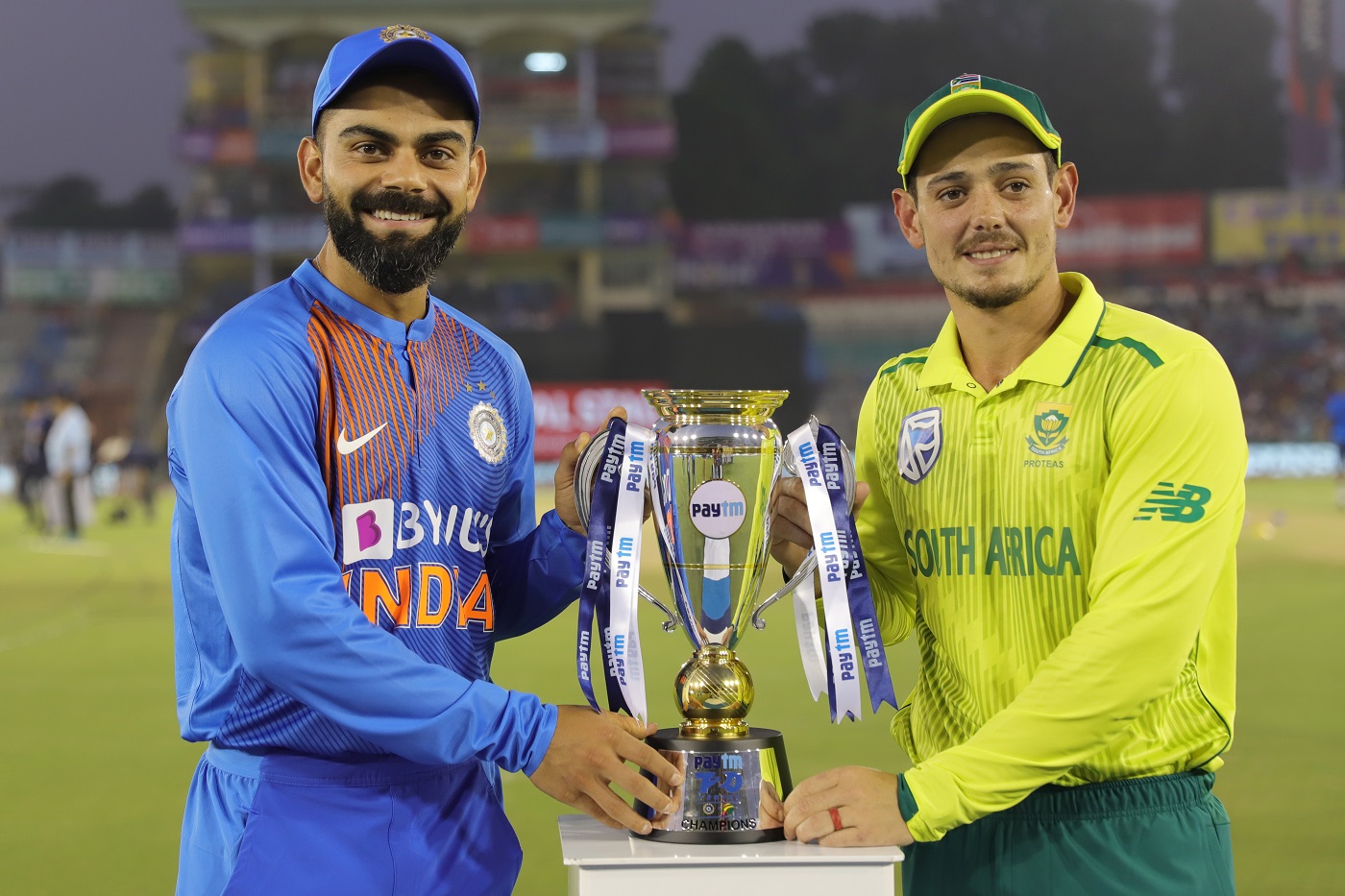 Virat Kohli and Quinton de Kock pose with the trophy | Photo | Global | ESPNcricinfo.com