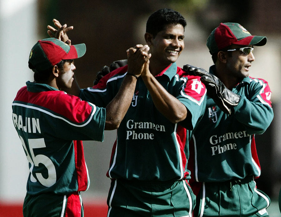 Mushfiqur Rahman and his team-mates celebrate Tatenda Taibu's wicket. In the space of nine overs, Zimbabwe lost four wickets for 19 runs