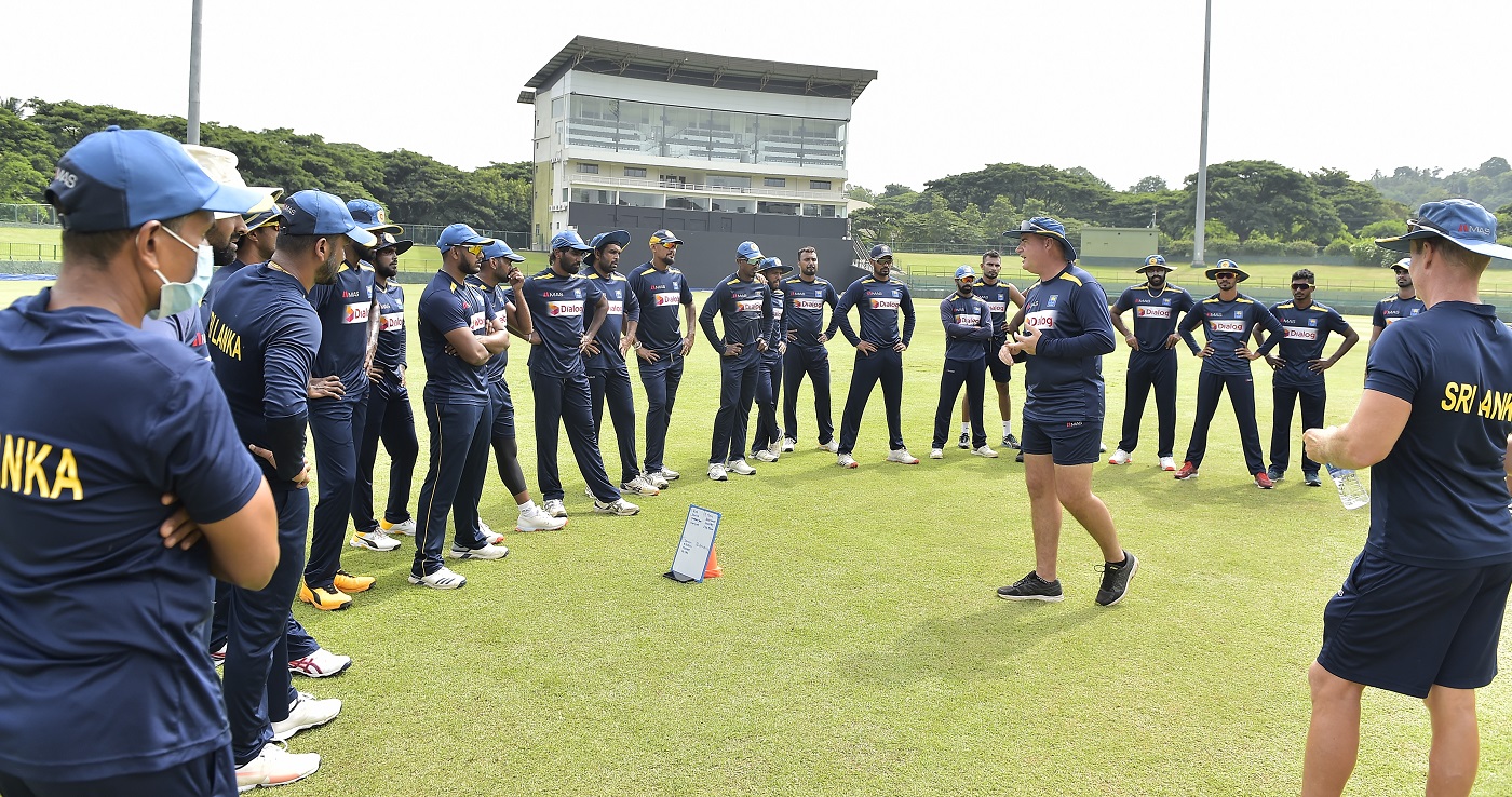 Sri Lanka Head Coach Mickey Arthur Has A Chat With The Players Photo Sri Lanka Espncricinfo Com