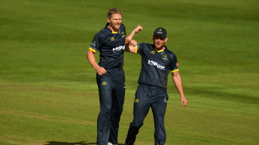 Glamorgan spinners strangle Essex chase after van der Gugten burst
