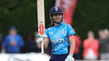 England make three changes and opt to bowl in rain-reduced second ODI