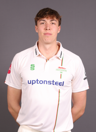 Hull sends England reminder as Leicestershire continue flying start