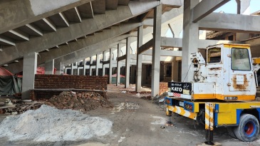 Imran Khan stand to stay at Gaddafi Stadium