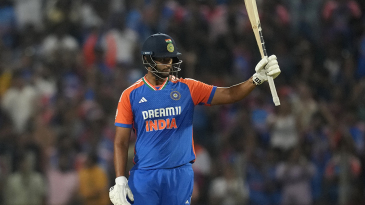 England bowl first at Mumbai as Dube is passed fit after concussion