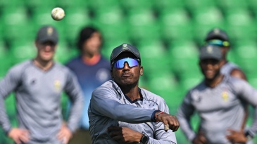 Zimbabwe bowl first; debuts for Senokwane, Subrayen, Matigimu