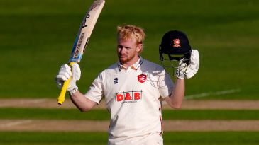 Harmer, Cox help Essex turn tables on Somerset