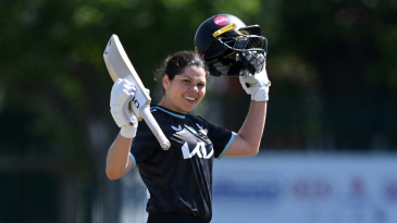 Alice Davidson-Richards powers chase as Surrey halt Hampshire