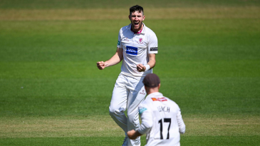 Somerset bowlers keep pressure high on Warwickshire
