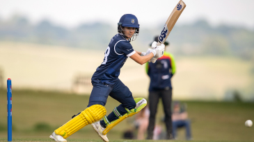 Knott keeps Hampshire on top despite Freeborn fight