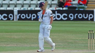 Hain masterclass puts Warwickshire in derby box seat
