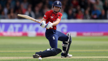 Hamstrung Knight makes it 3-0 despite Matthews’ latest heroics