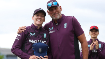 Arlott, Smith debut as England bat first at Derby