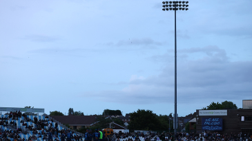 Notts Outlaws shine in Derby despite floodlight failure