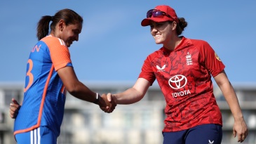 England opt to bowl; Harmanpreet back for India