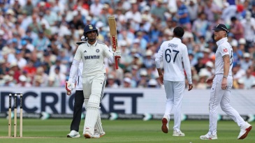 India cruise past 400 on second morning, Gill crosses 150