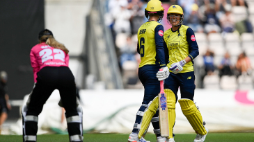 Freya Kemp hauls Hampshire over line as Somerset stay winless