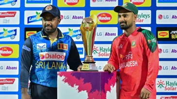 Sri Lanka bowl, bring in Vandersay for Hasaranga