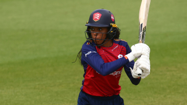 Lauren Winfield-Hill, Sterre Kalis fifties not enough as Essex win nailbiter