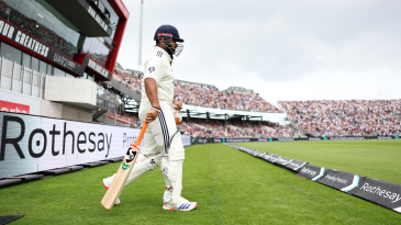 Pant bats with broken foot as India battle testing conditions