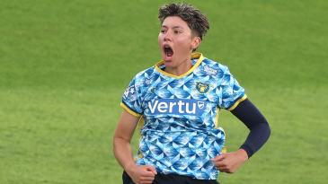 Issy Wong hits fifty, takes four-for as Bears roar into final