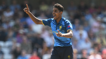 Shaikh, Malik lead Warwickshire chase after leggie Tazeem stars again