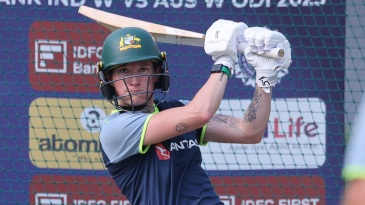 Pakistan bowl; Schutt and Wareham in for Australia