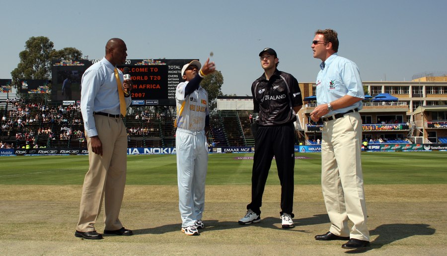 Bishop at the toss with captains Mahela Jayawardene and Daniel Vettori and match referee Chris Broad at the 2007 T20 World Cup
