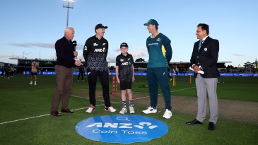 Australia bowl first; New Zealand include Robinson after Ravindra injury