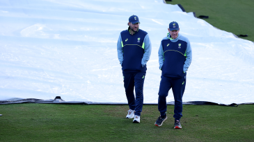 Australia bowl first with eye on the weather; both teams unchanged