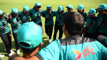 Unchanged England bowl in a bid extend unbeaten run