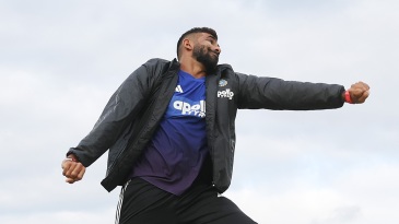 Australia bowl first, leave out Abbott; India pick three spinners