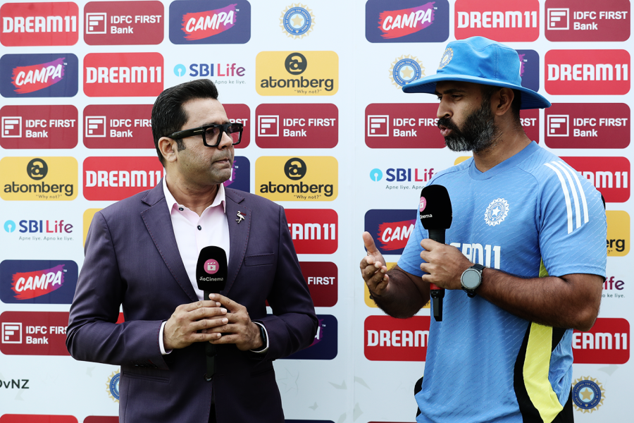 Chopra interviews India's assistant coach at the time, Abhishek Nayar, during the home series against New Zealand last year