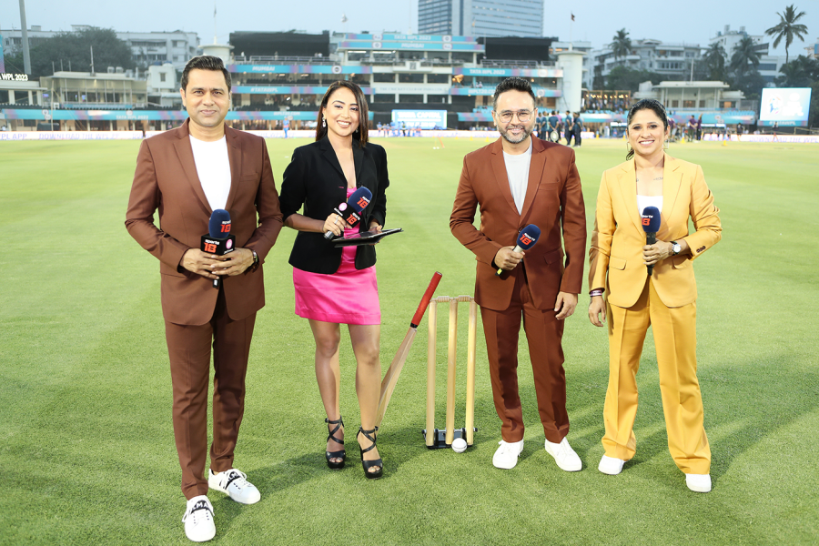 Chopra covering the 2023 WPL with former cricketers Parthiv Patel and Reema Malhotra (third and fourth from left)