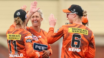 Devine upstages Capsey as Scorchers seal victory