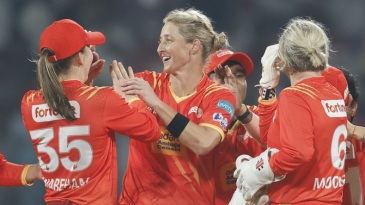 Matthews in for Sciver-Brunt as Mumbai Indians bowl; Anushka out injured for Giants