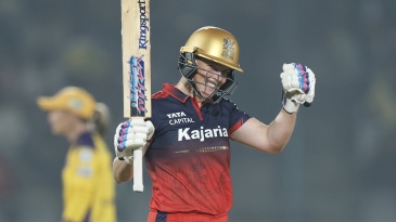 De Klerk, Harris tear UPW apart to take RCB into final