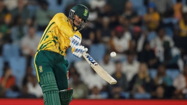 De Kock’s blazing century lights up South Africa’s barnstorming chase