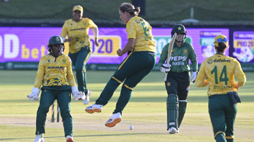 Debutant Kayla Reyneke saves South Africa despite Fatima Sana’s 90