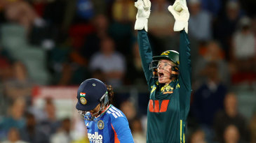 Mooney to take gloves with Healy in field for farewell