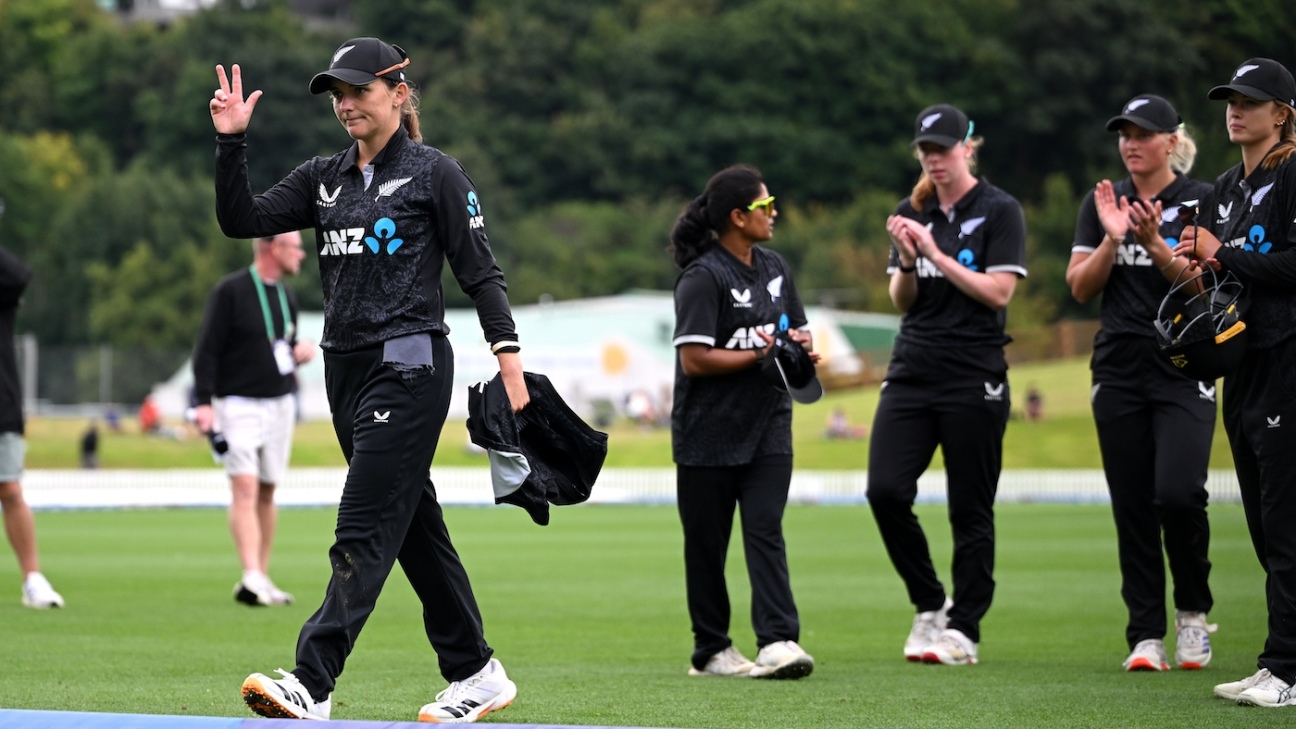 Amelia Kerr’s seven-for skittles Zimbabwe to set up ODI series win for New Zealand