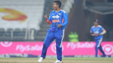 Deepti’s maiden T20I five-for downs South Africa