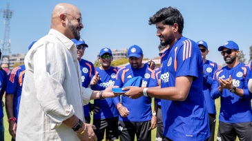 Unchanged Zimbabwe field; Yash Thakur debuts for India