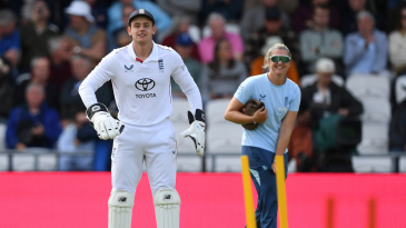 Cox to keep wicket in second innings after Smith injures finger