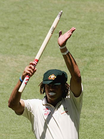Andrew Symonds acknowledges the MCG crowd, Australia v South Africa, 2nd  Test, Melbourne, 4th day, December 30, 2005