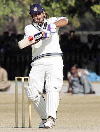 Mahendra Singh Dhoni Chipped In With A Breezy 22 Photo Global Espncricinfo Com